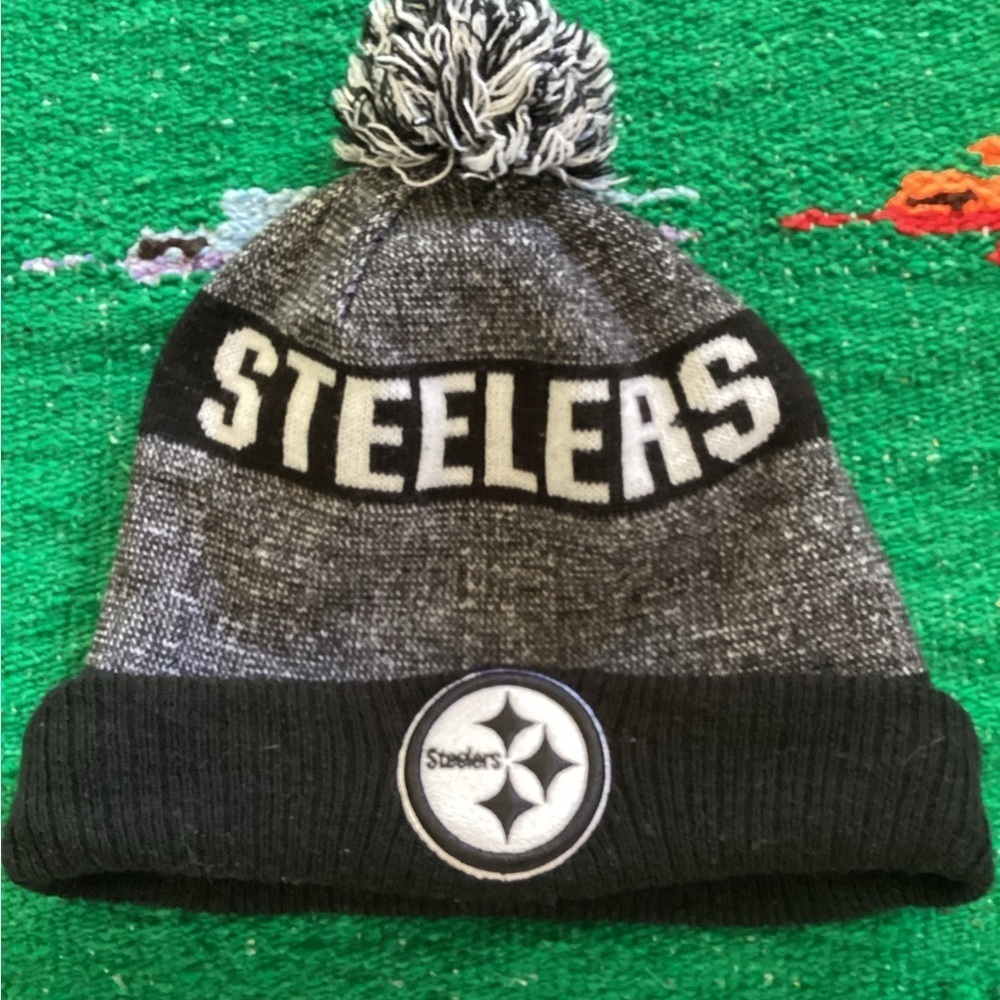 New Era one size fits most Pom Pom Pittsburgh Steelers knit hat